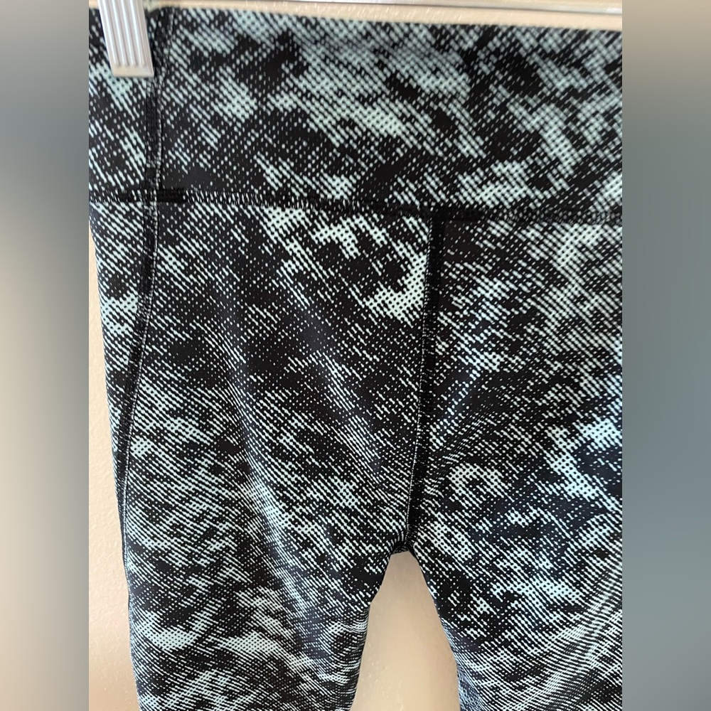 ✨Under Armour Crop Compression Leggings Size XS - Picture 7 of 7